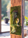 Cadre végétal stabilisé 50x25 cm avec visage doré, mousses naturelles stabilisées, fougères et bois flotté, décoration murale artisanale haut de gamme.