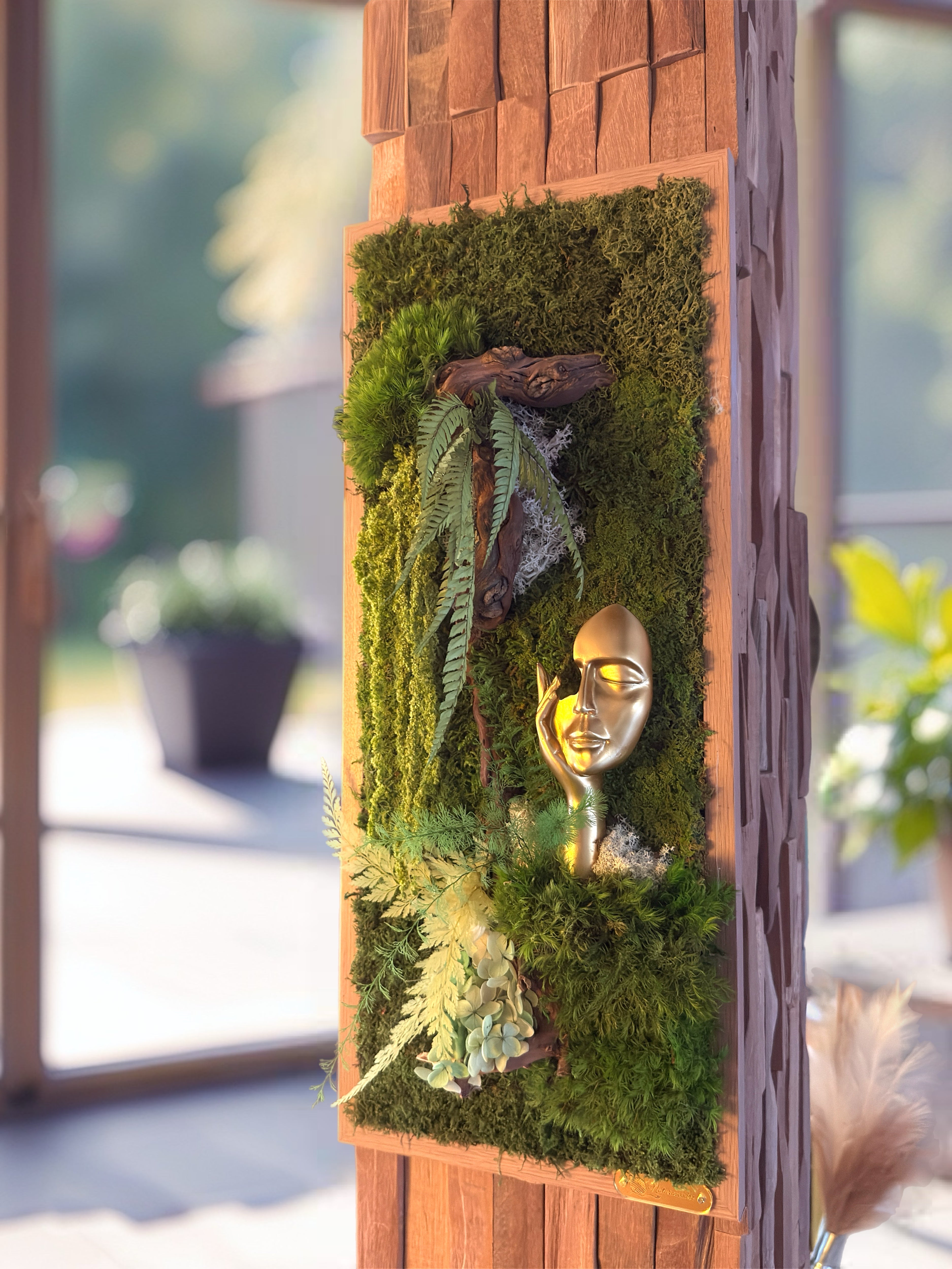 Cadre végétal stabilisé 50x25 cm avec visage doré, mousses naturelles stabilisées, fougères et bois flotté, décoration murale artisanale haut de gamme.