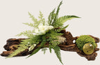 Centre de table végétal stabilisé bois flotté– Sculpture florale Japandi avec gardénia blanc, mousse stabilisée et fougère – Pièce unique (Copie)