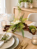 Centre de table végétal stabilisé bois flotté– Sculpture florale Japandi avec gardénia blanc, mousse stabilisée et fougère – Pièce unique (Copie)