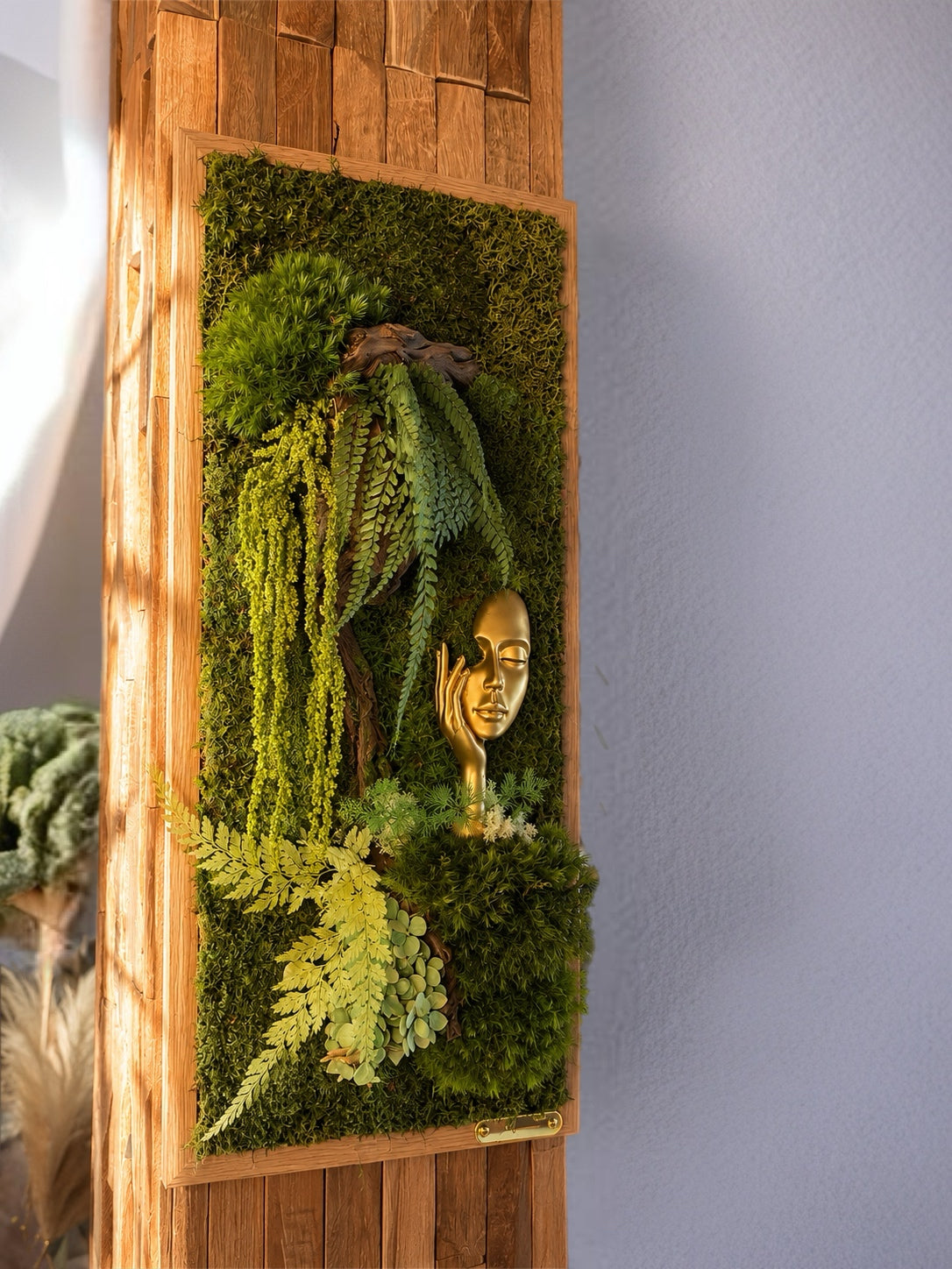 Décoration murale végétale stabilisée style bohème chic, cadre en bois naturel avec mousse, fougères et statue femme abstraite
