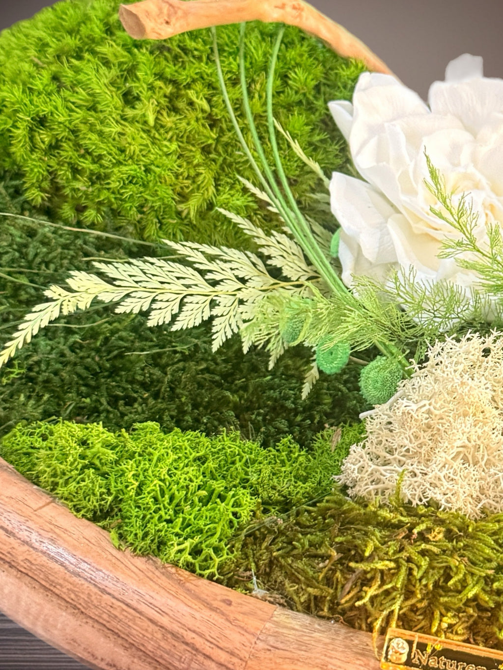 Centre de table végétal- Mousse naturelle, fleur blanche et feuillages stabilisés – Décoration mariage bohème chic