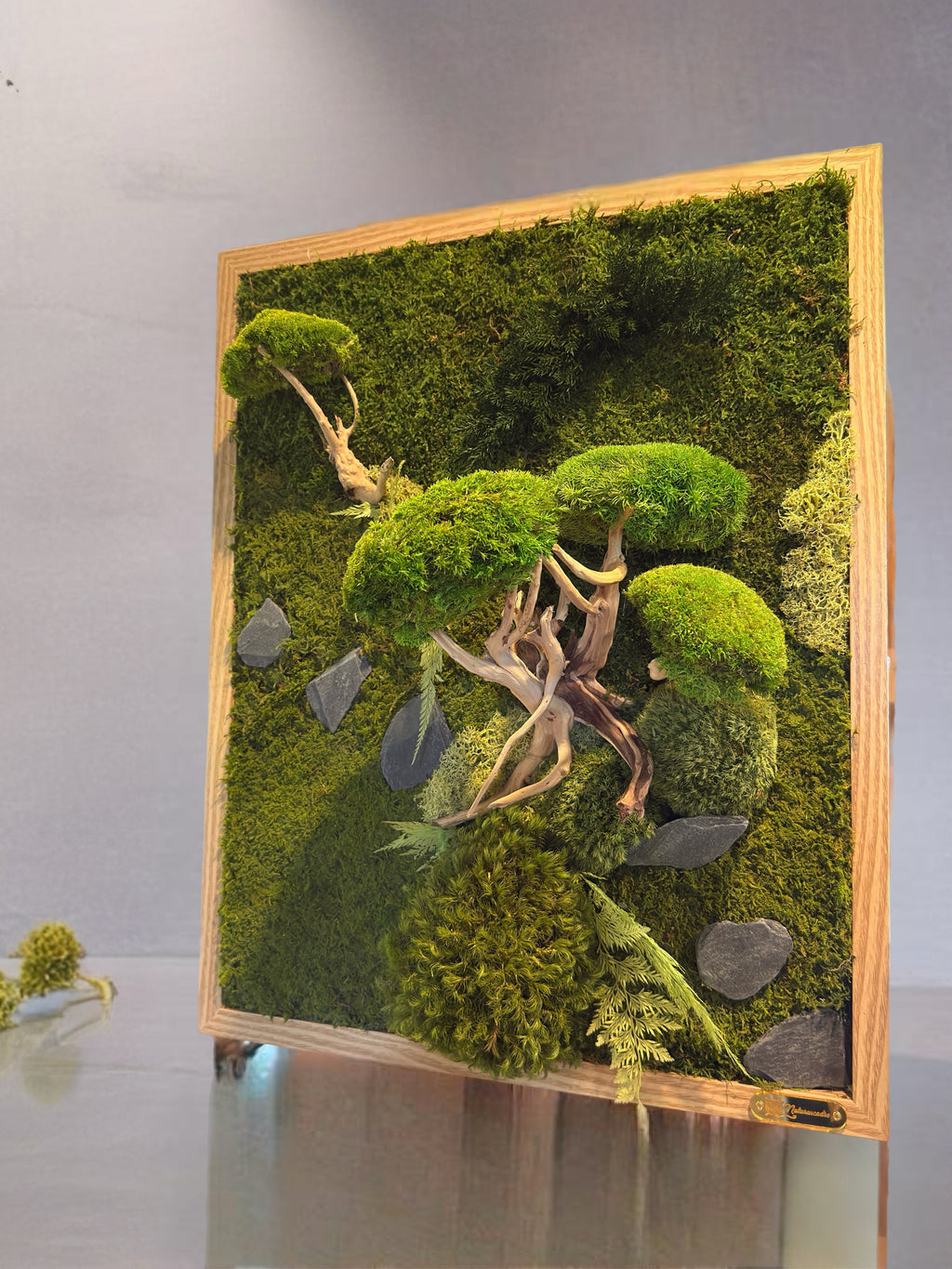 Cadre végétal mural stabilisé – Bonsaï mural japonais – Sculpture végétale Japandi – Bois flotté et pierres naturelles- Pièce unique