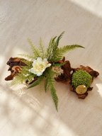 Centre de table végétal stabilisé bois flotté– Sculpture florale Japandi avec gardénia blanc, mousse stabilisée et fougère – Pièce unique (Copie)