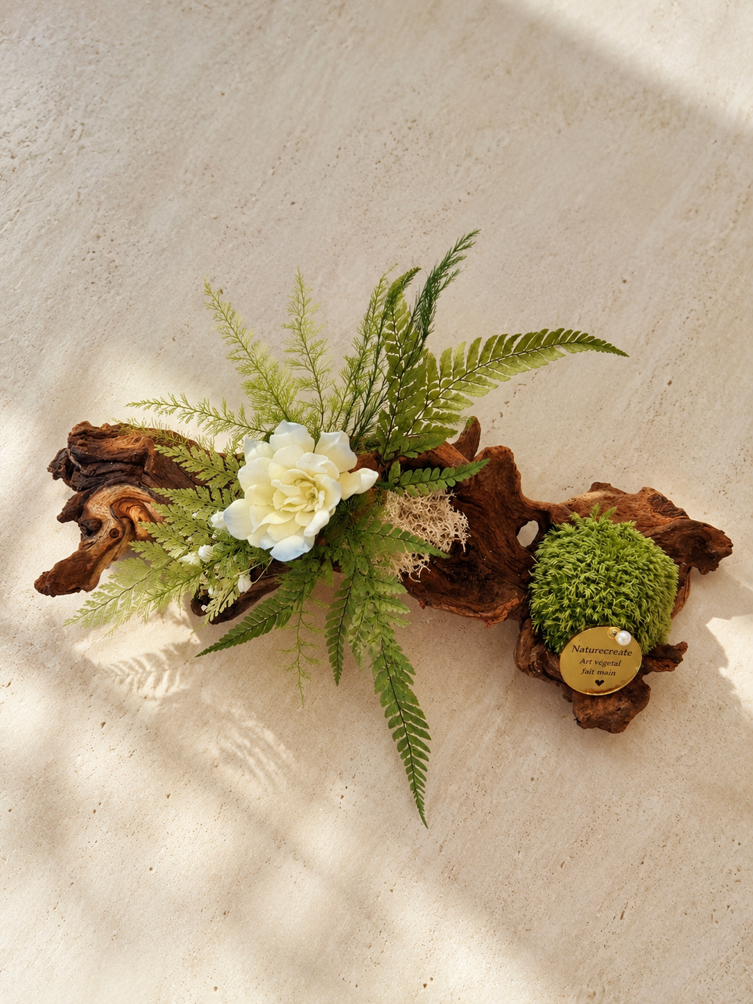 Centre de table végétal stabilisé bois flotté– Sculpture florale Japandi avec gardénia blanc, mousse stabilisée et fougère – Pièce unique