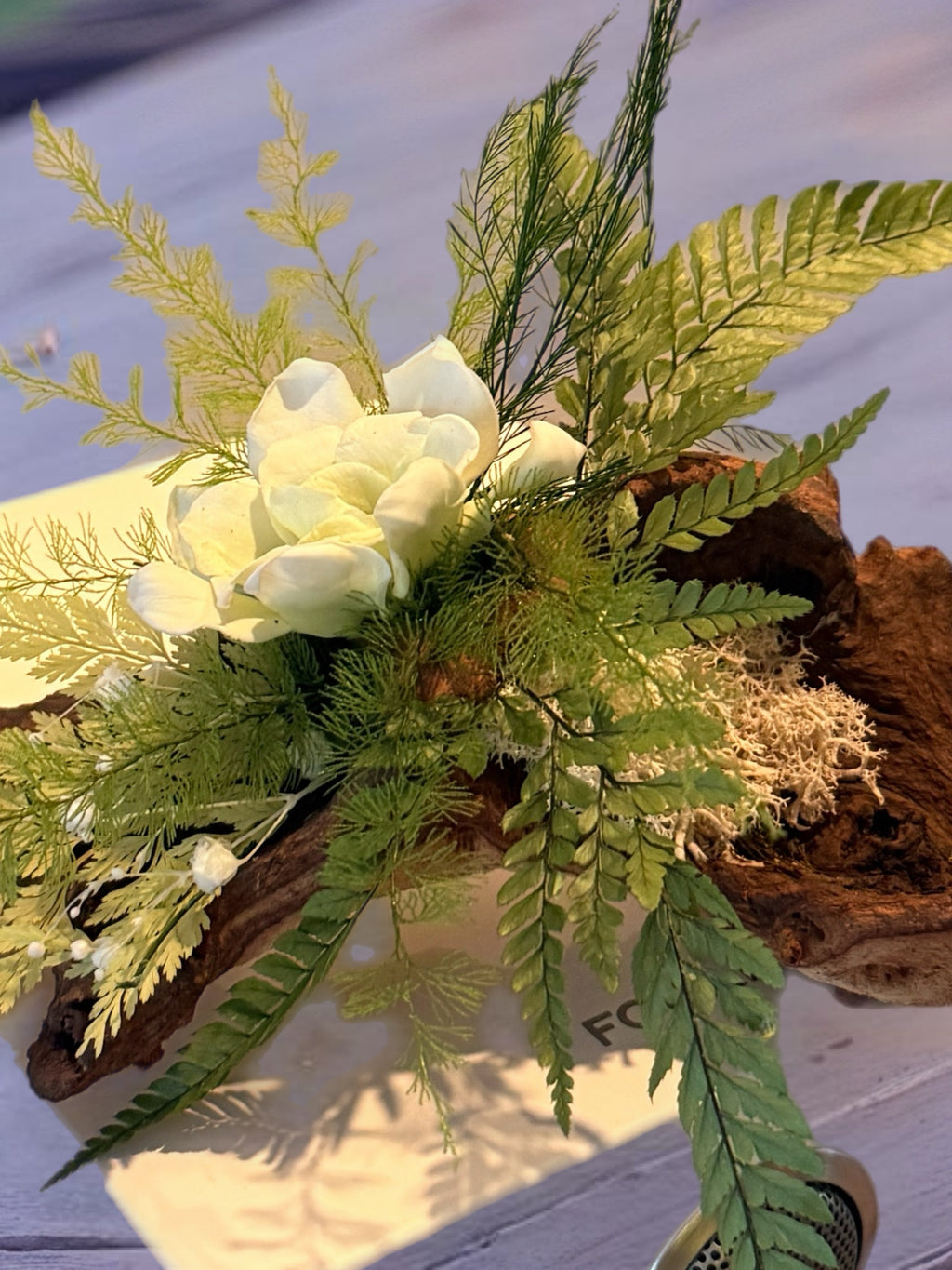 Centre de table végétal stabilisé bois flotté– Sculpture florale Japandi avec gardénia blanc, mousse stabilisée et fougère – Pièce unique