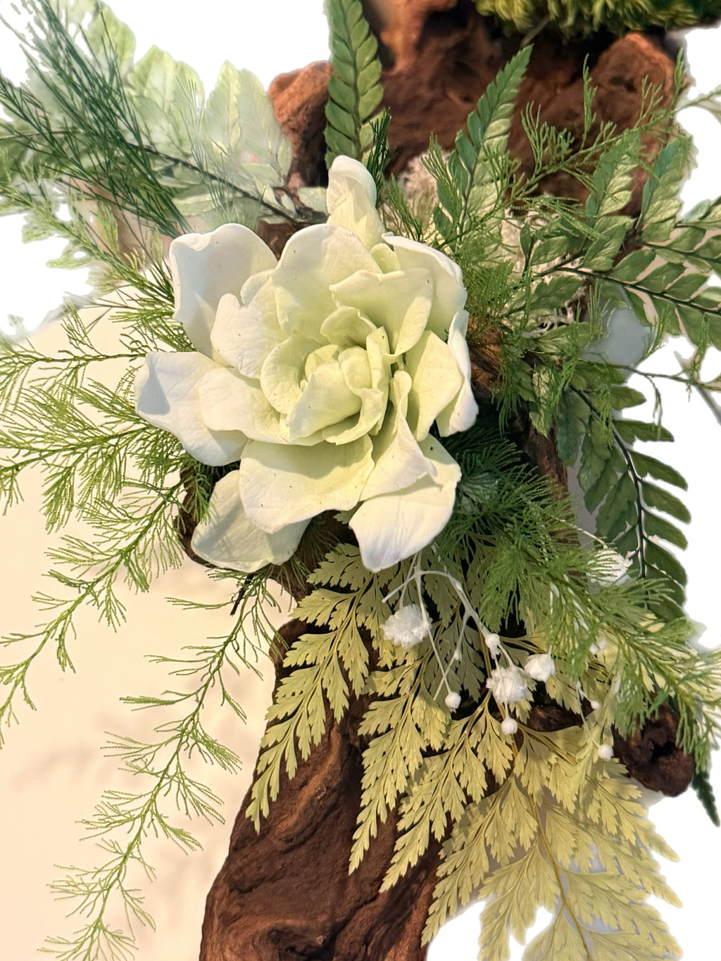 Centre de table végétal stabilisé bois flotté– Sculpture florale Japandi avec gardénia blanc, mousse stabilisée et fougère – Pièce unique