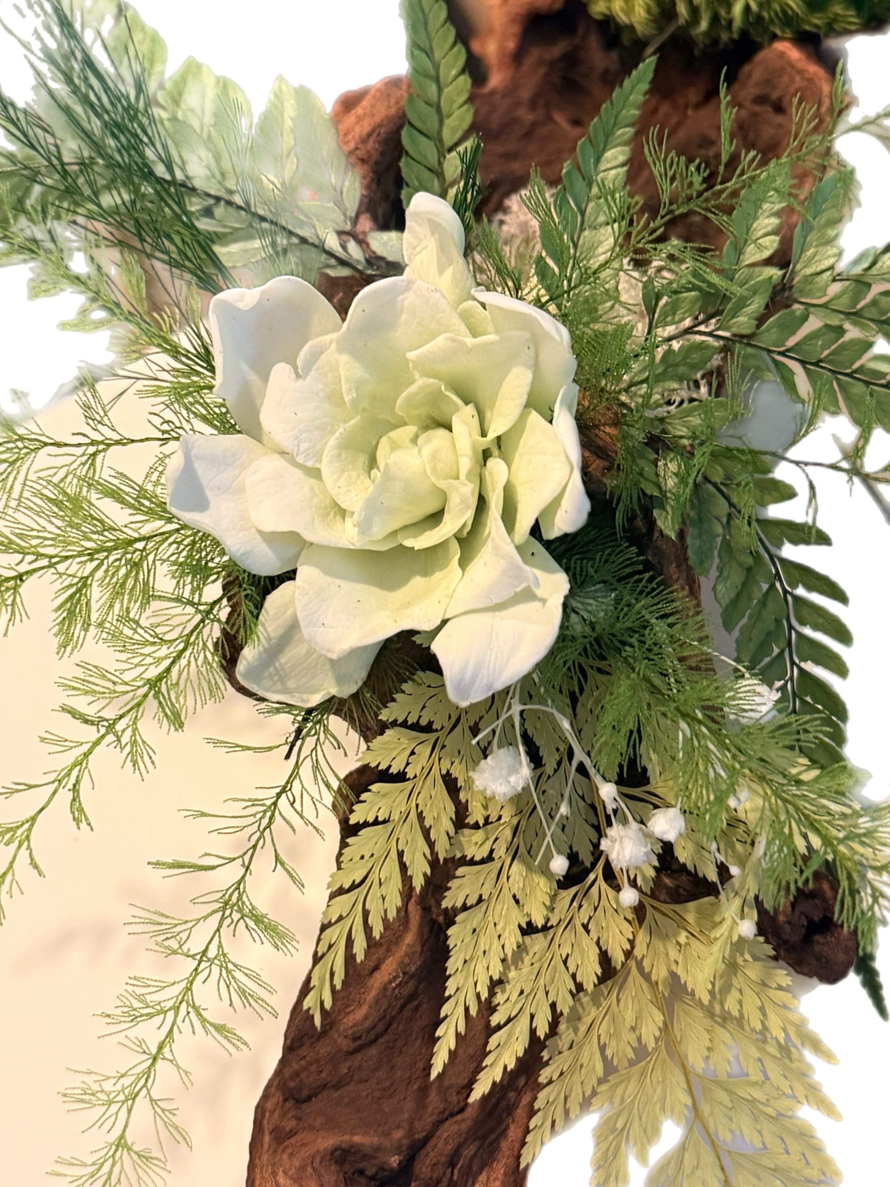 Centre de table végétal stabilisé bois flotté– Sculpture florale Japandi avec gardénia blanc, mousse stabilisée et fougère – Pièce unique