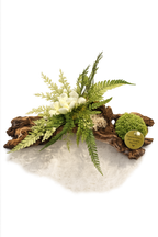 Centre de table végétal stabilisé bois flotté– Sculpture florale Japandi avec gardénia blanc, mousse stabilisée et fougère – Pièce unique (Copie)