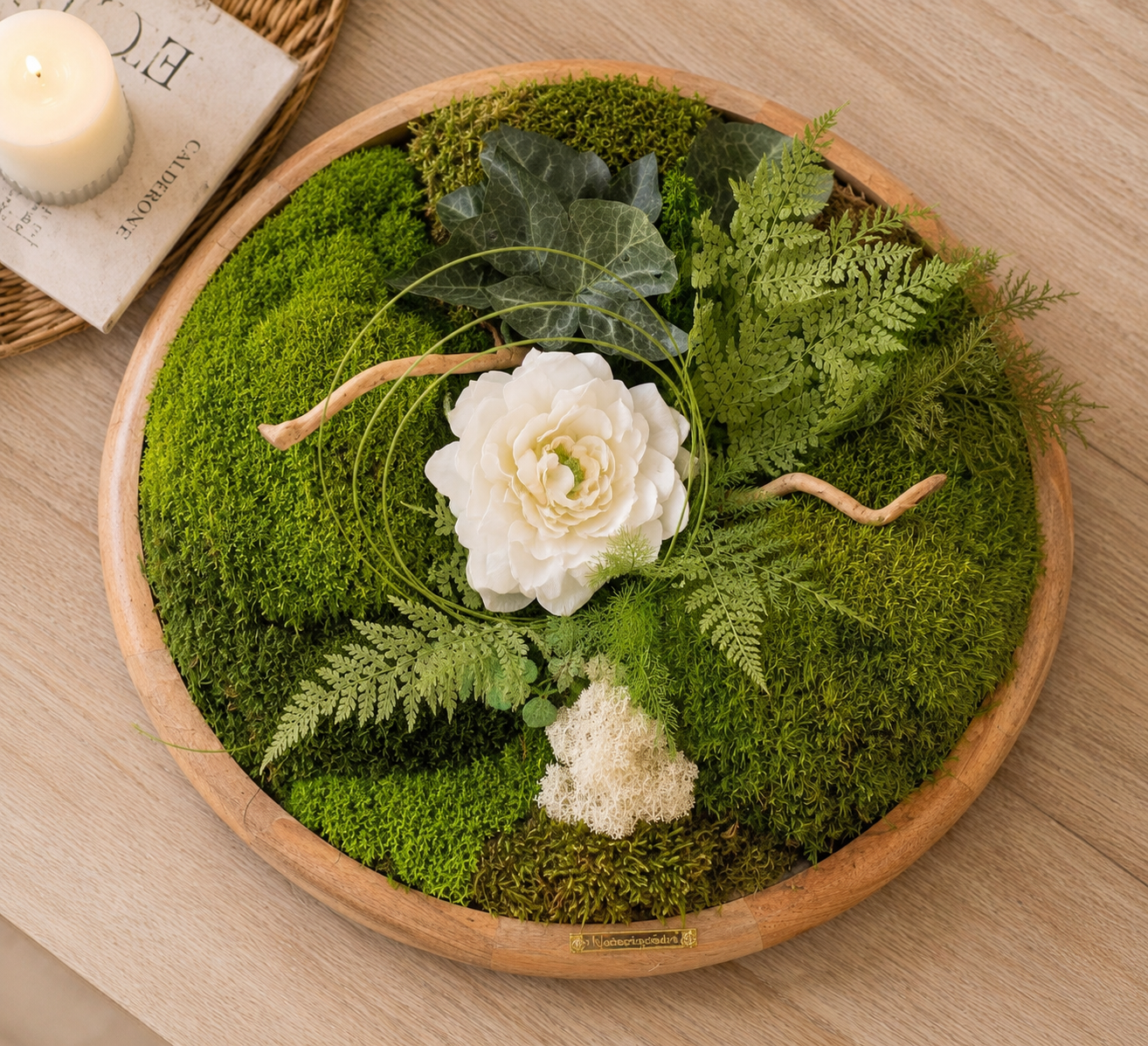 Centre de table végétal- Mousse naturelle, fleur blanche et feuillages stabilisés – Décoration mariage bohème chic