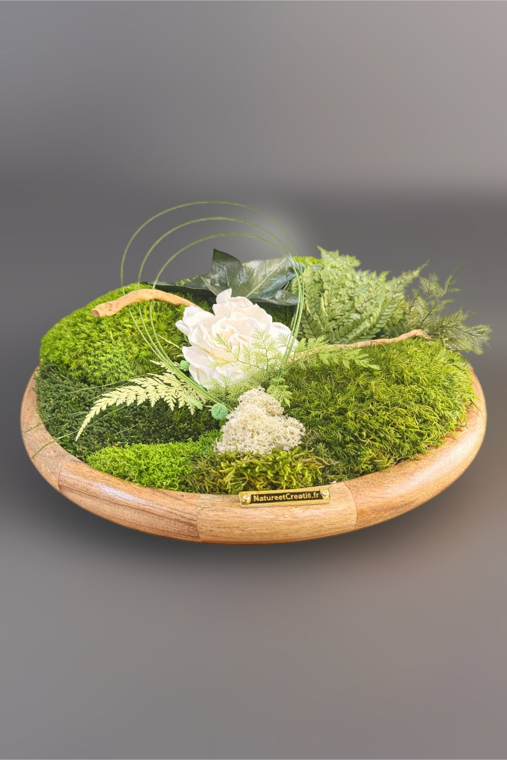 Centre de table végétal- Mousse naturelle, fleur blanche et feuillages stabilisés – Décoration mariage bohème chic