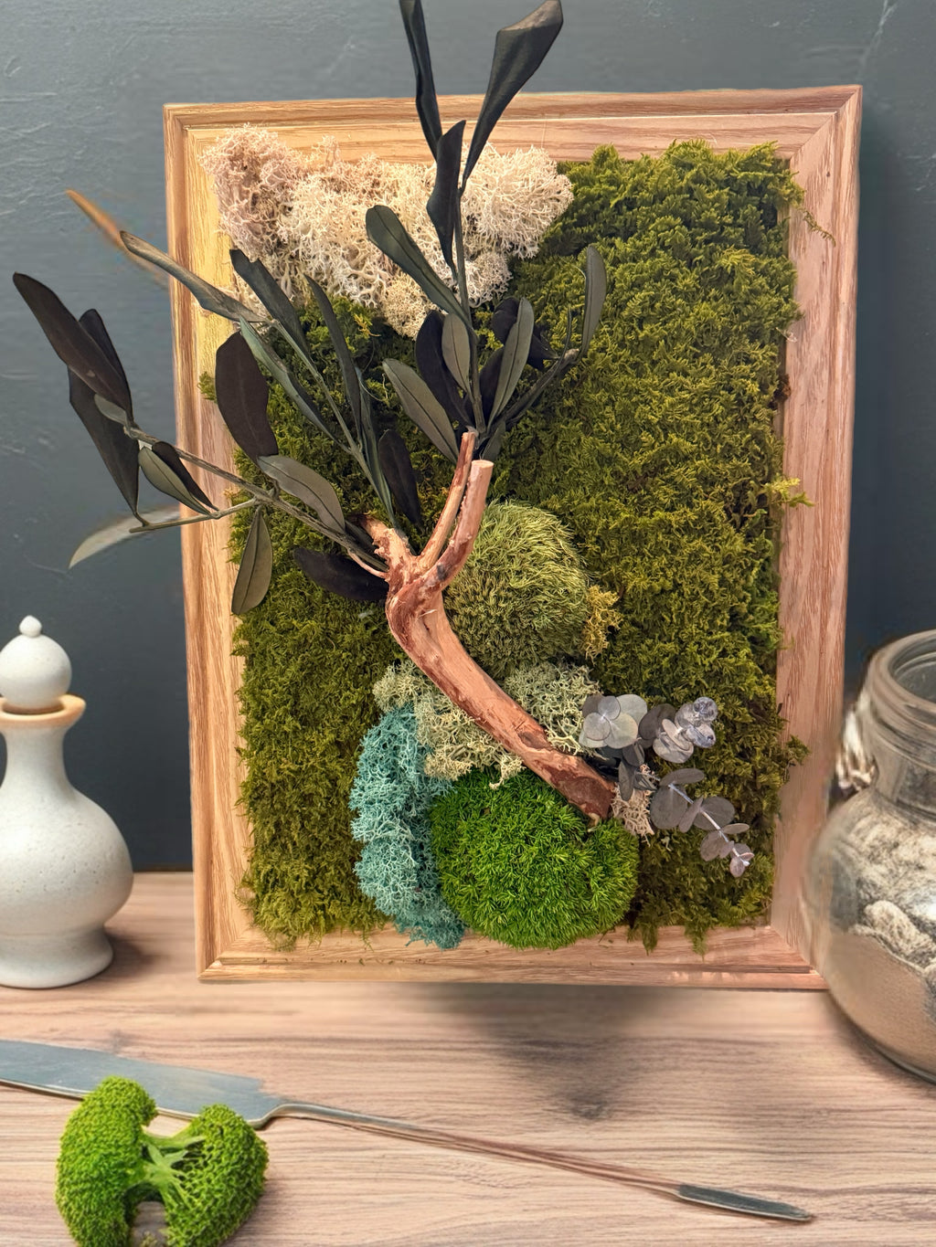 Cadre végétal stabilisé olivier – Décoration murale naturelle bois et mousse – Tableau végétal vertical bohème zen – Art végétal fait main