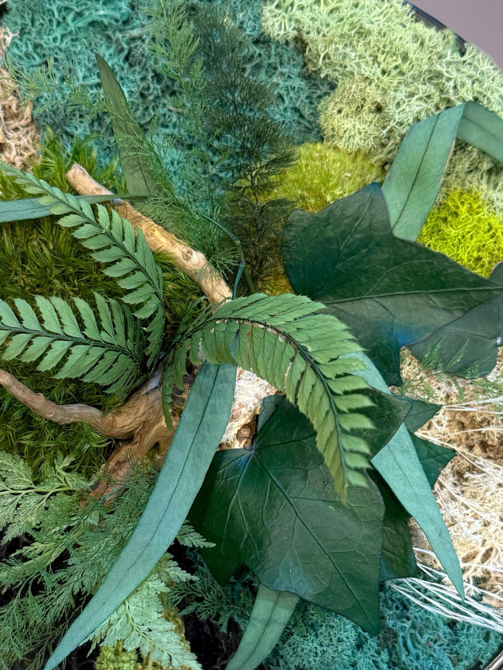 Cadre végétal stabilisé rond avec mousse, eucalyptus et feuillage naturel  Décoration murale artisanale  Tableau végétal fait main
