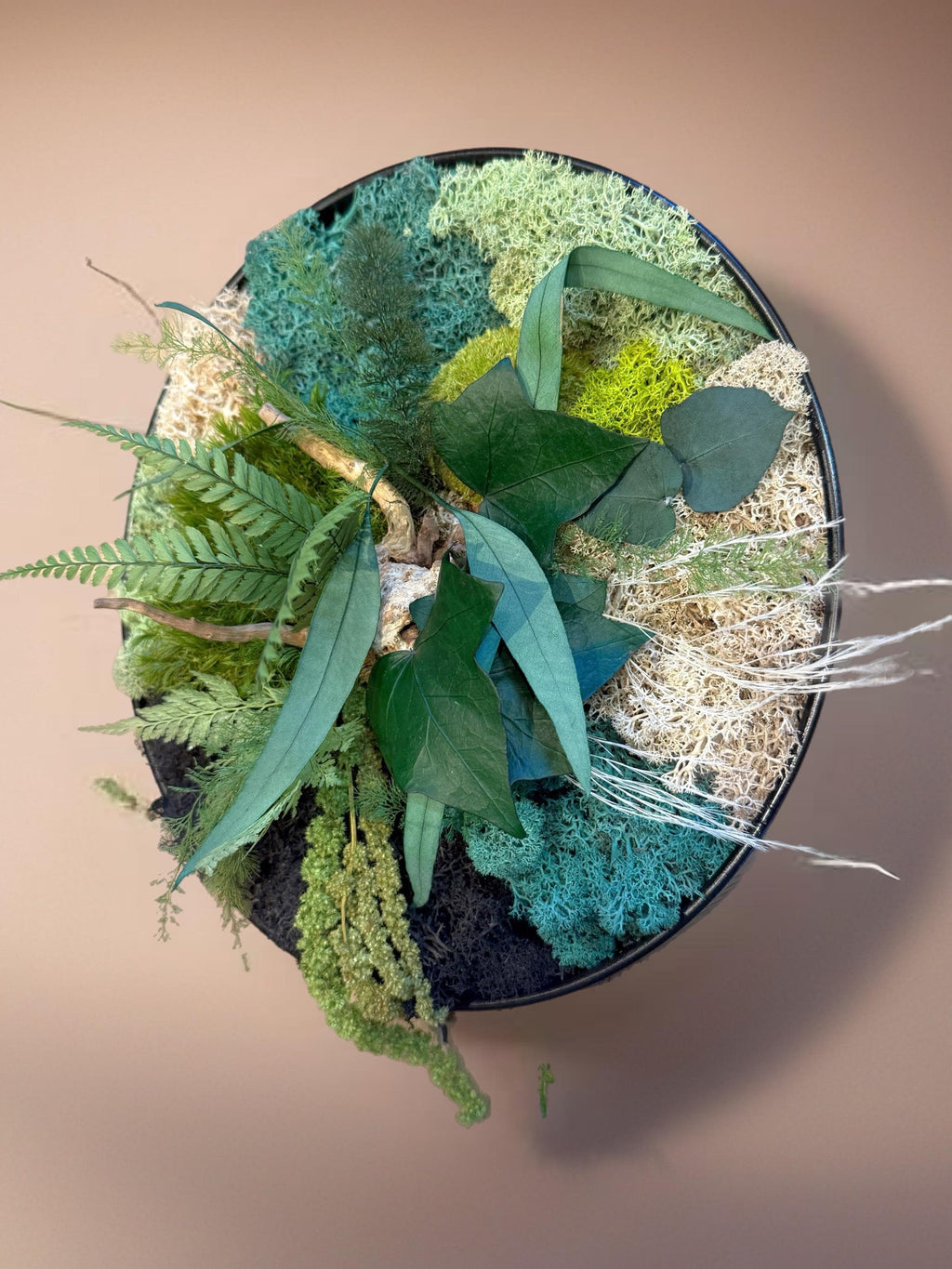 Cadre végétal stabilisé rond avec mousse, eucalyptus et feuillage naturel  Décoration murale artisanale  Tableau végétal fait main