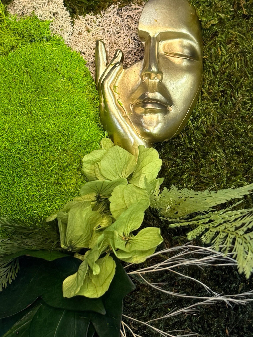 Cadre végétal stabilisé avec visage femme doré  Tableau mousse naturelle  Art végétal mural design zen luxe