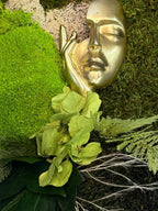 Cadre végétal stabilisé avec visage femme doré  Tableau mousse naturelle  Art végétal mural design zen luxe