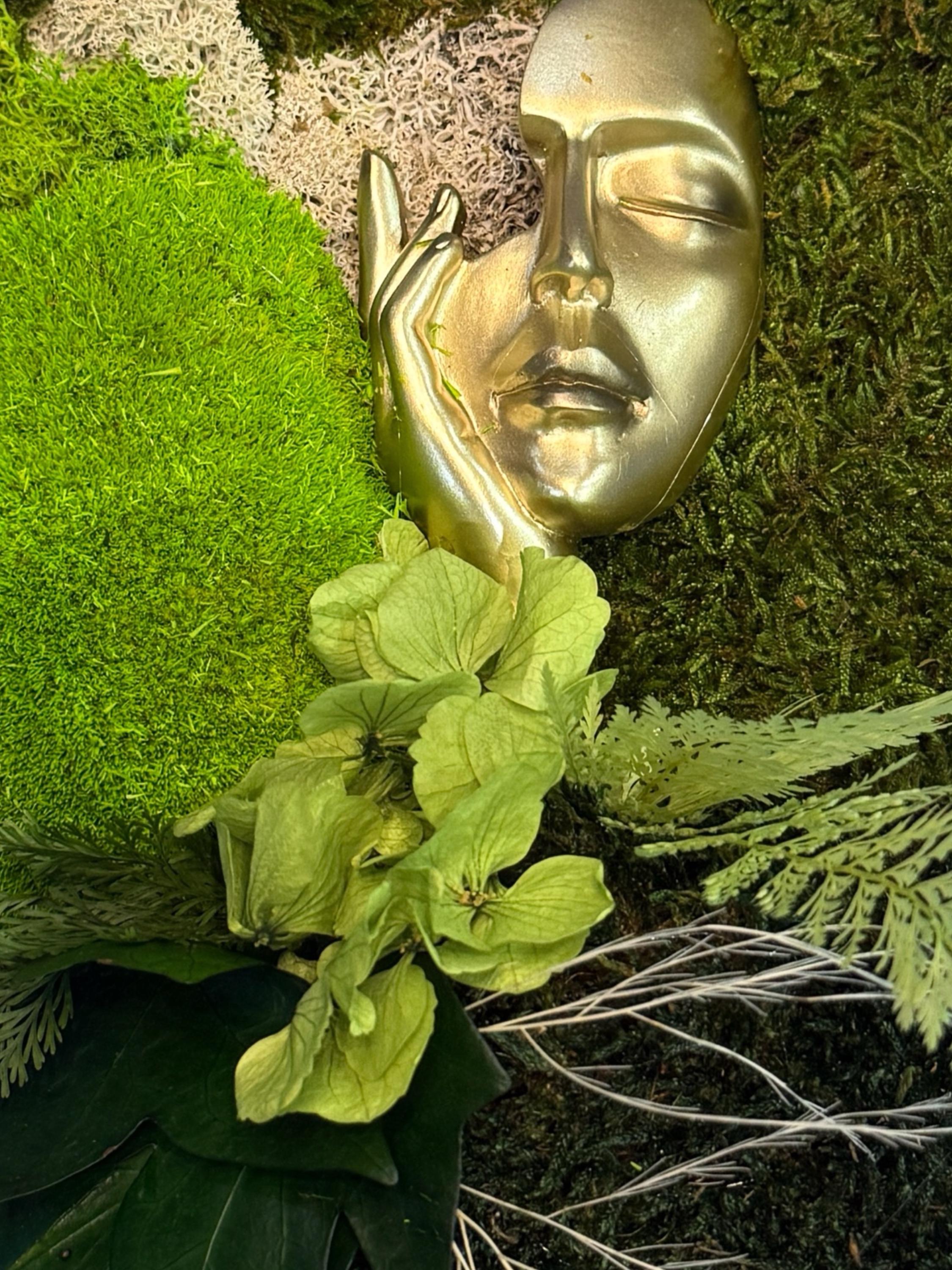 Cadre végétal stabilisé avec visage femme doré  Tableau mousse naturelle  Art végétal mural design zen luxe