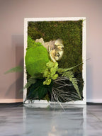 Cadre végétal stabilisé avec visage femme doré  Tableau mousse naturelle  Art végétal mural design zen luxe