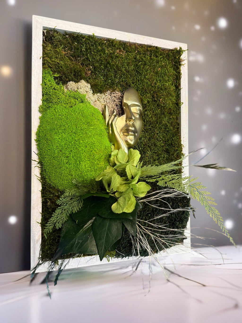 Cadre végétal stabilisé avec visage femme doré  Tableau mousse naturelle  Art végétal mural design zen luxe