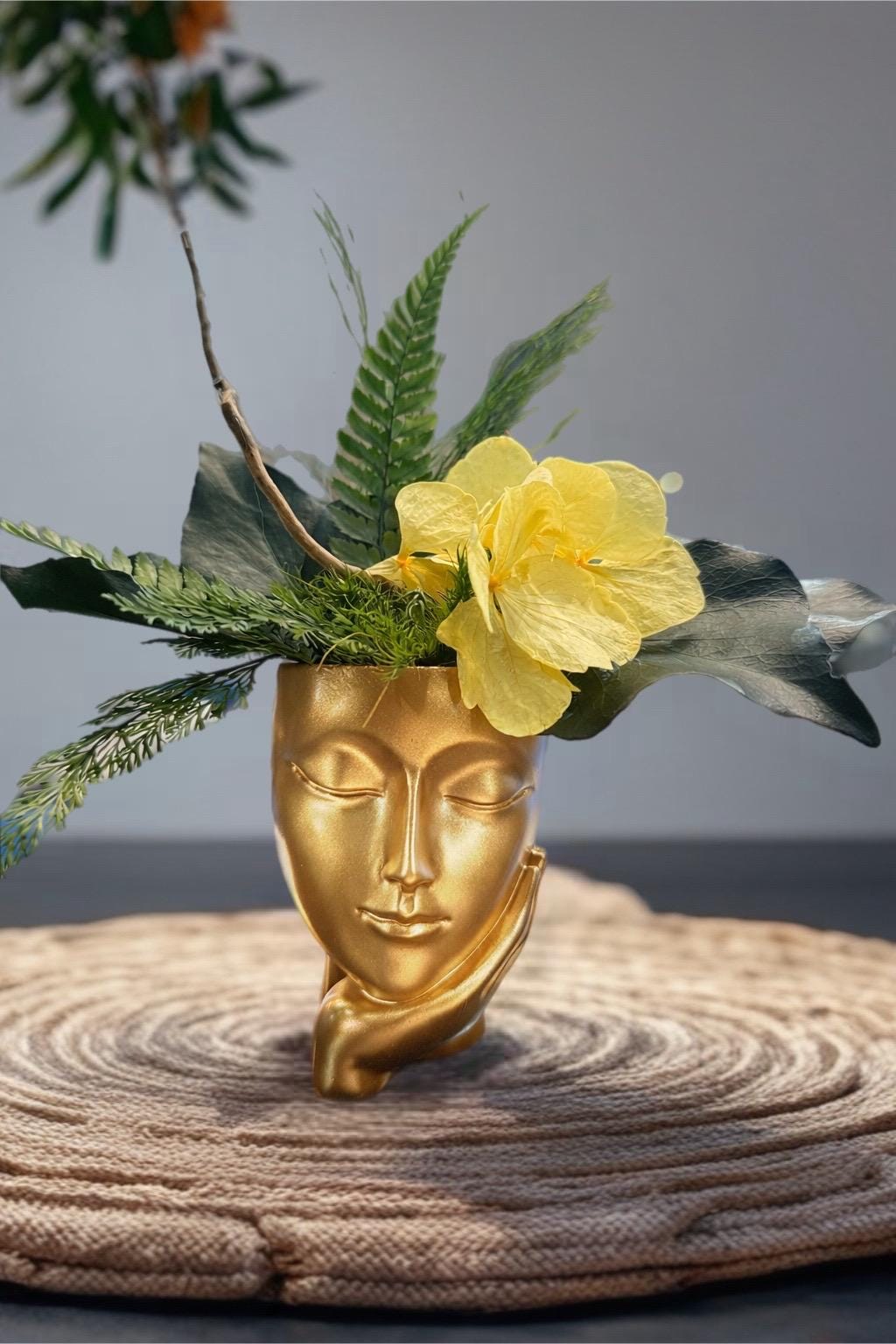 Vase visage doré avec composition végétale stabilisée  décoration poétique et design, centre de table ou console