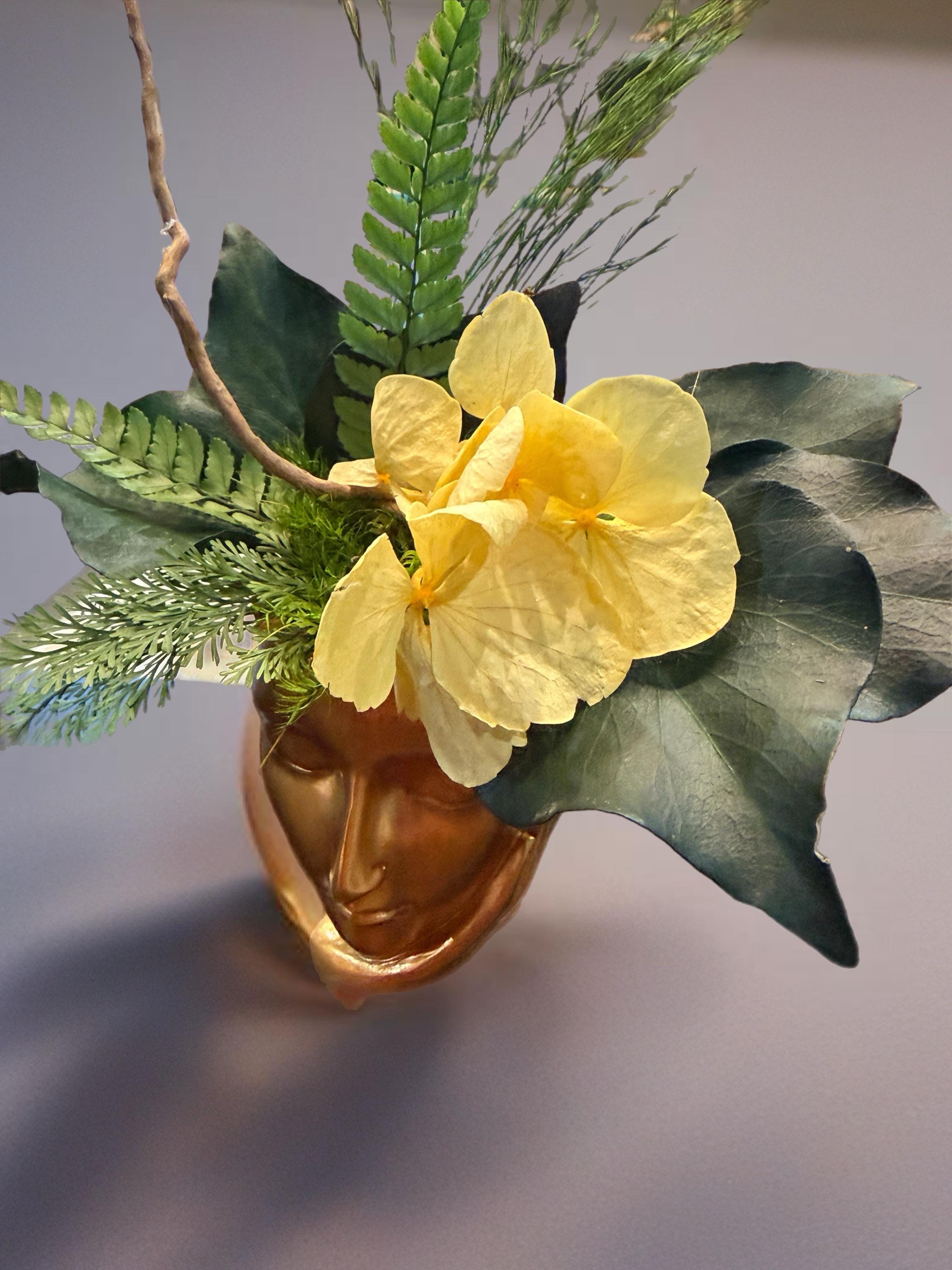 Vase visage doré avec composition végétale stabilisée  décoration poétique et design, centre de table ou console
