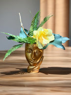 Vase visage doré avec composition végétale stabilisée  décoration poétique et design, centre de table ou console