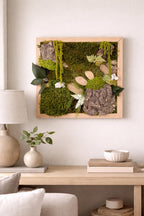 Cadre végétal stabilisé 33x33 cm esprit forêt  Tableau végétal mural zen en mousse naturelle et bois