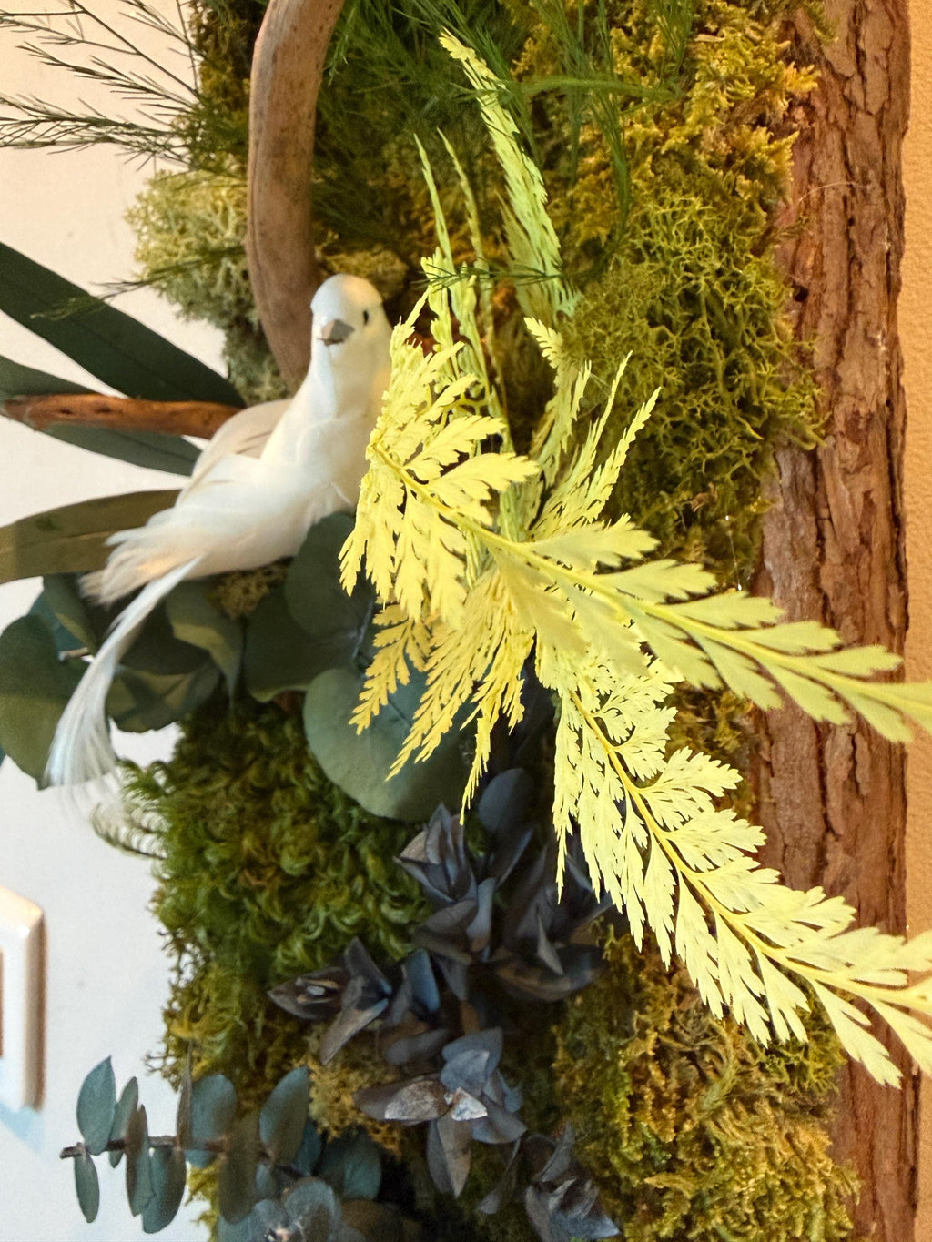 Cadre végétal stabilisé vertical en écorce naturelle  Tableau végétal mural avec mousse et feuillages  Décoration murale nature
