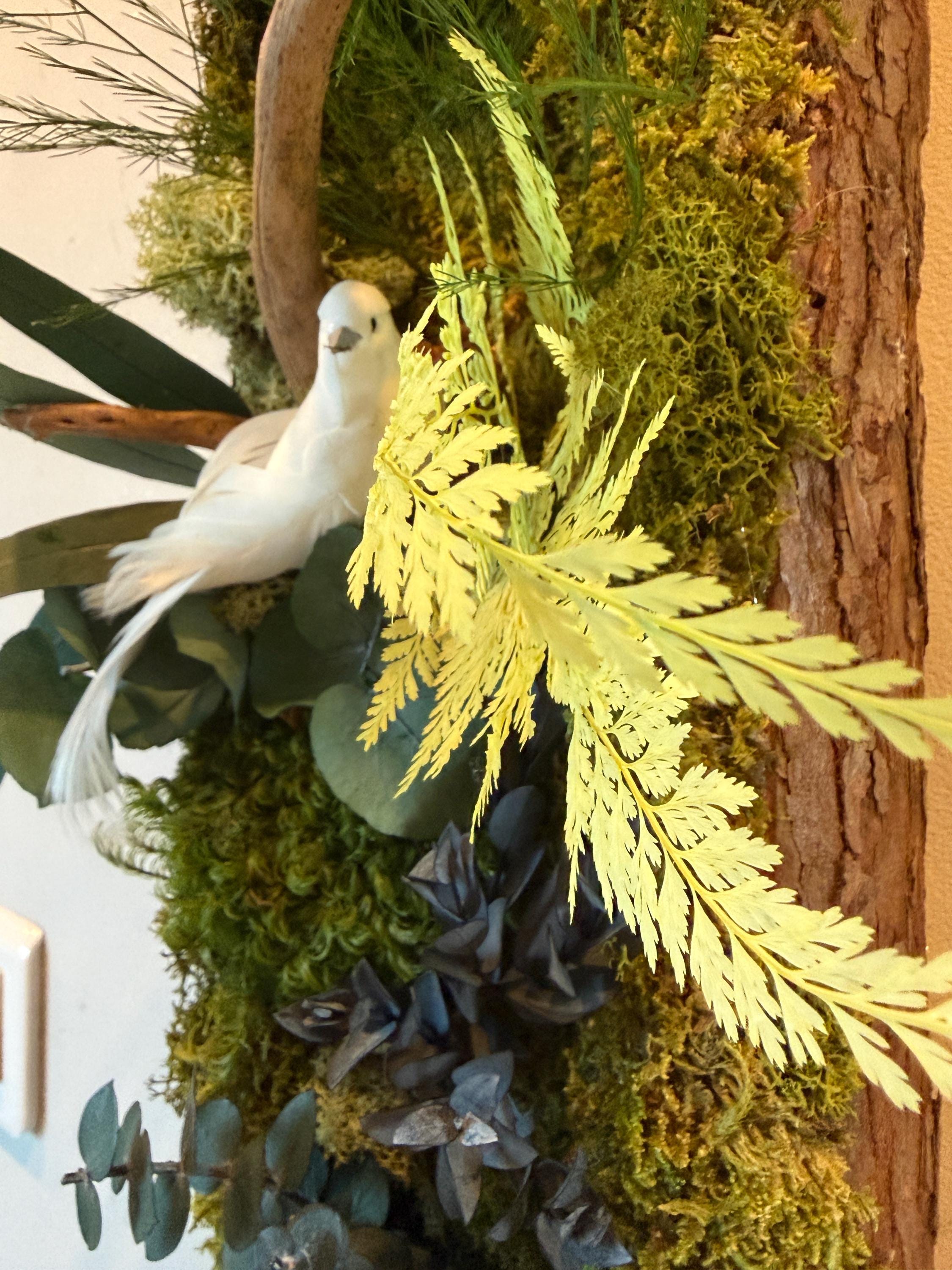 Cadre végétal stabilisé vertical en écorce naturelle  Tableau végétal mural avec mousse et feuillages  Décoration murale nature