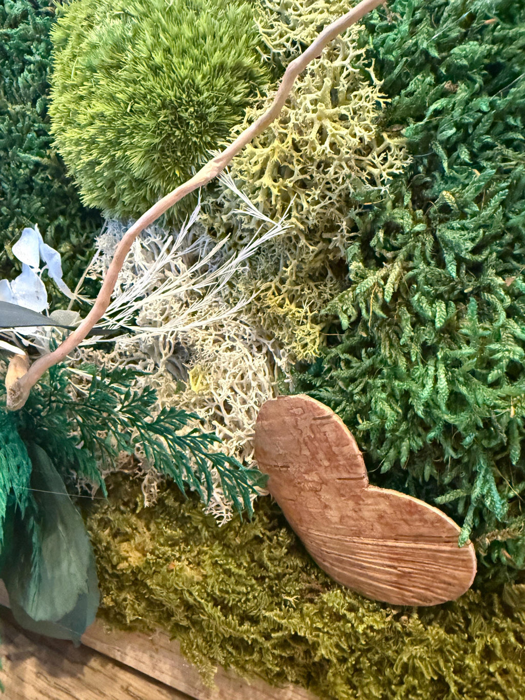 Cadre végétal mousse stabilisée, hortensia et eucalyptus  Décoration murale naturelle et élégante