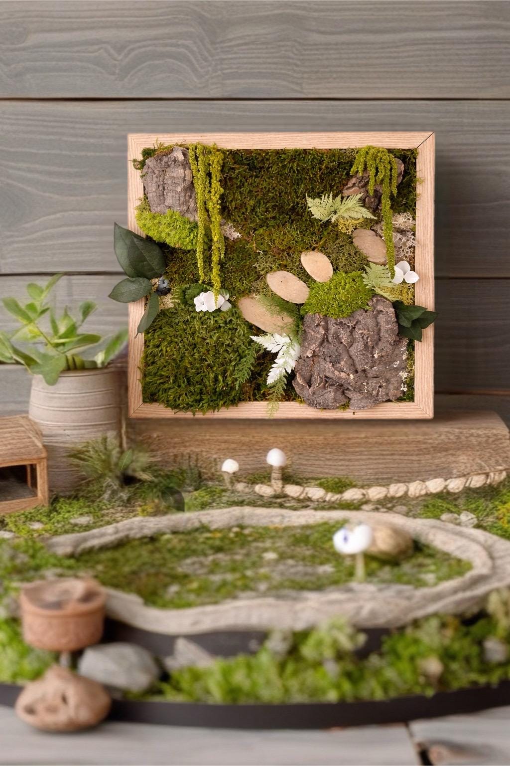 Cadre végétal stabilisé 33x33 cm esprit forêt  Tableau végétal mural zen en mousse naturelle et bois