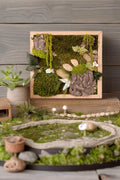 Cadre végétal stabilisé 33x33 cm esprit forêt  Tableau végétal mural zen en mousse naturelle et bois