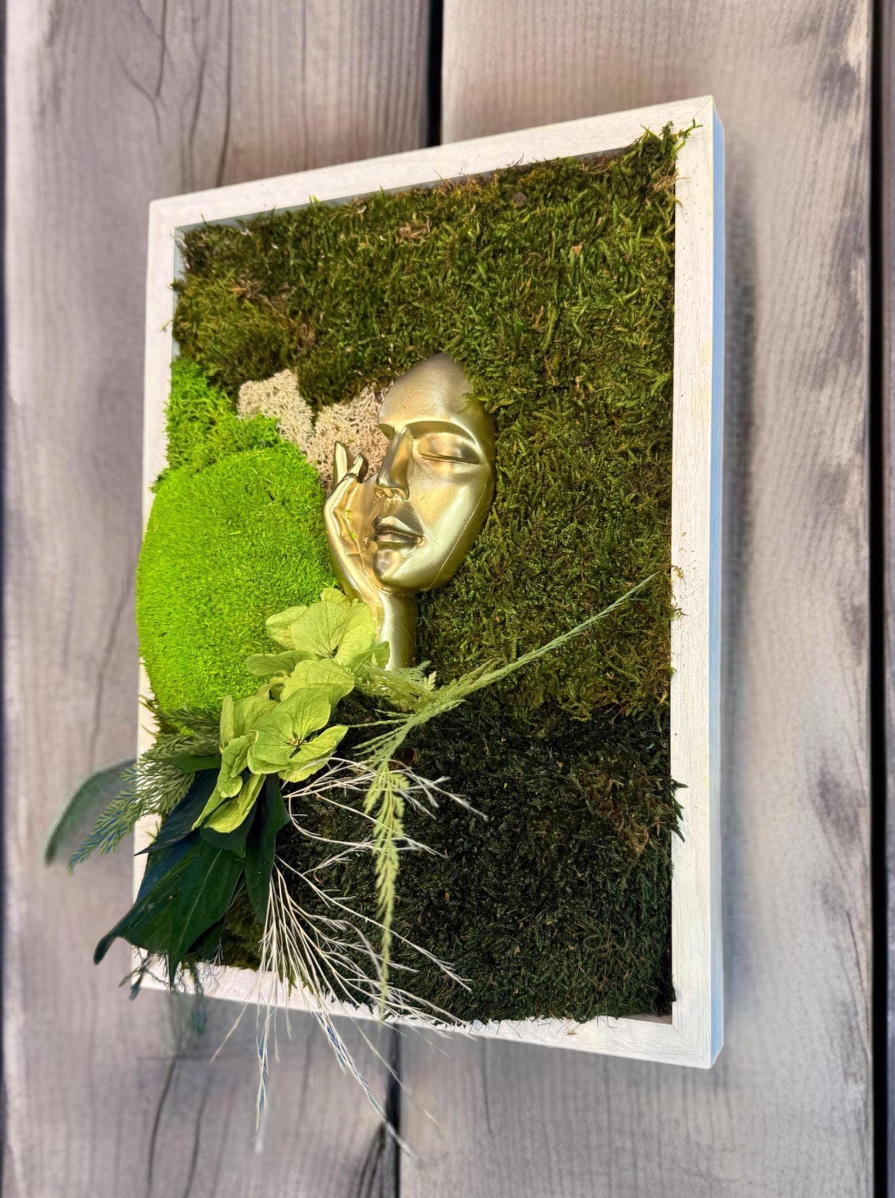 Cadre végétal stabilisé avec visage femme doré  Tableau mousse naturelle  Art végétal mural design zen luxe