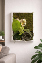 Cadre végétal stabilisé avec visage femme doré  Tableau mousse naturelle  Art végétal mural design zen luxe