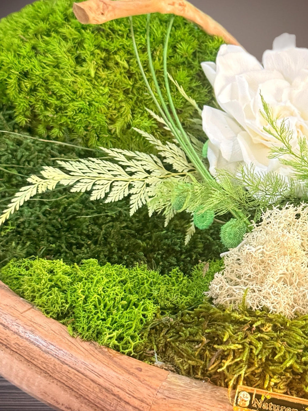 Centre de Table Végétal – Mousse, Fleur Blanche & Feuillages Stabilisés sur Bois de Manguier | Mariage Bohème