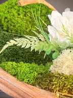 Centre de Table Végétal – Mousse, Fleur Blanche & Feuillages Stabilisés sur Bois de Manguier | Mariage Bohème