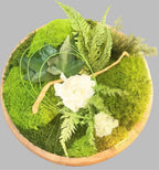 Centre de Table Végétal – Mousse, Fleur Blanche & Feuillages Stabilisés sur Bois de Manguier | Mariage Bohème