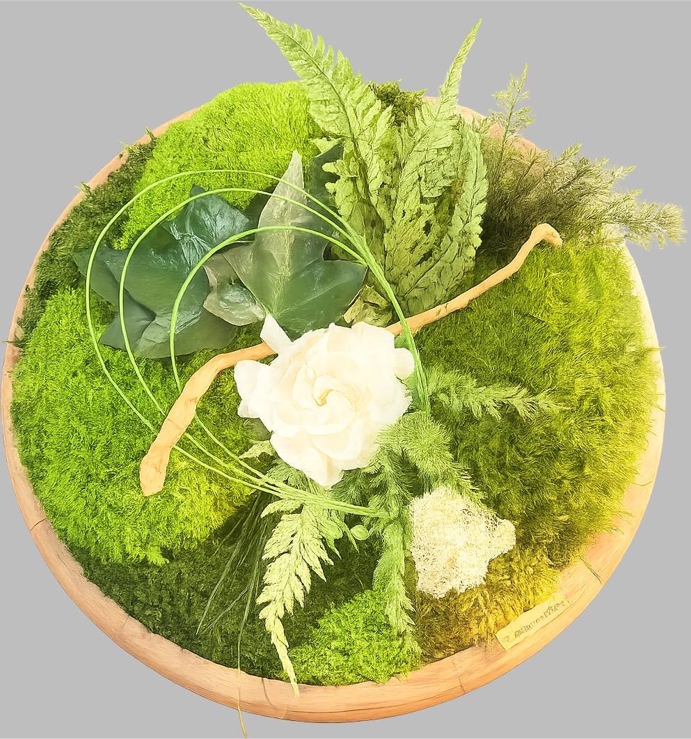 Centre de table végétal- Mousse naturelle, fleur blanche et feuillages stabilisés sur bois de manguier  Décoration mariage bohème chic