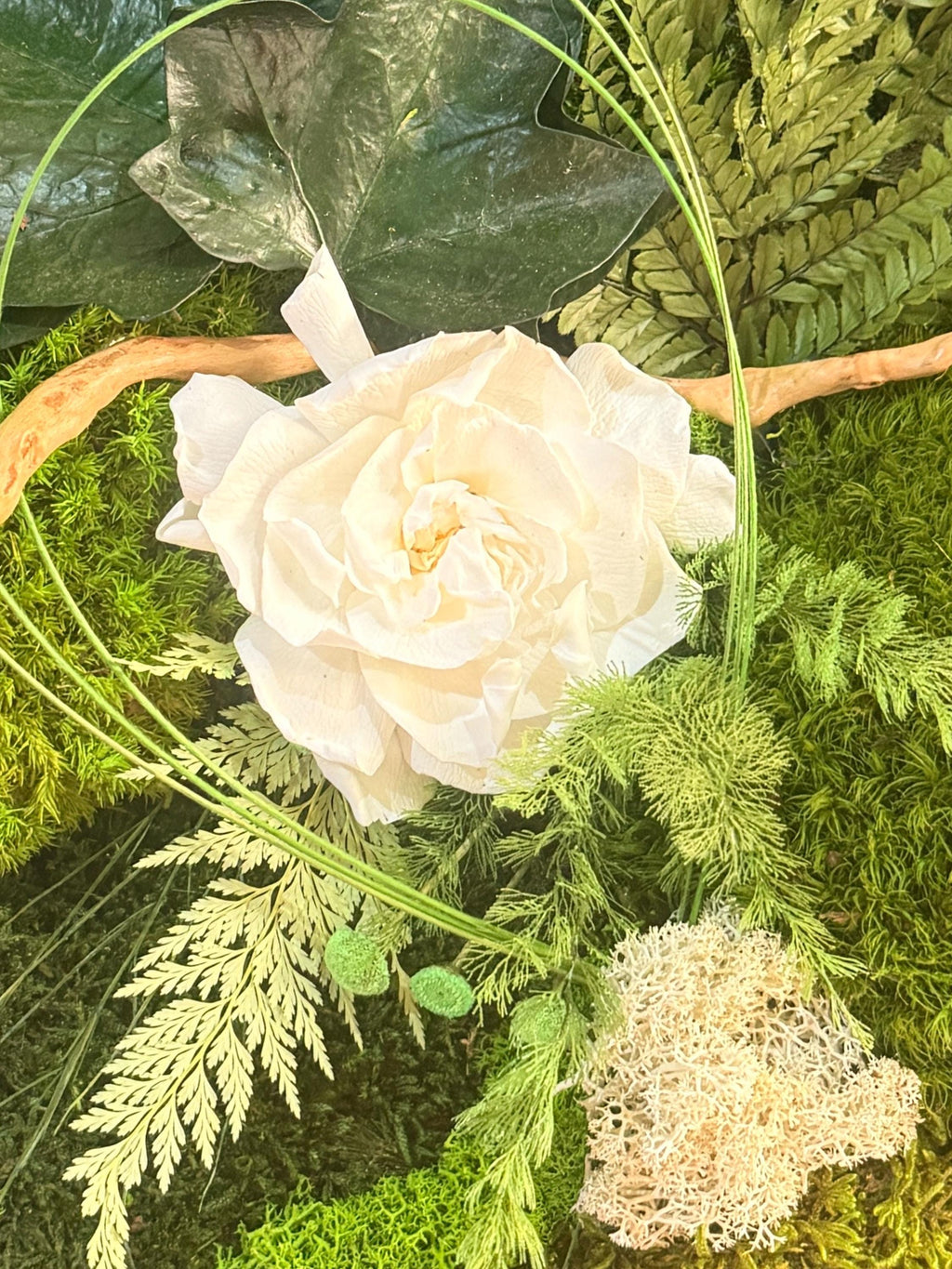 Centre de Table Végétal – Mousse, Fleur Blanche & Feuillages Stabilisés sur Bois de Manguier | Mariage Bohème