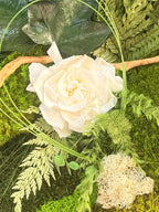 Centre de Table Végétal – Mousse, Fleur Blanche & Feuillages Stabilisés sur Bois de Manguier | Mariage Bohème