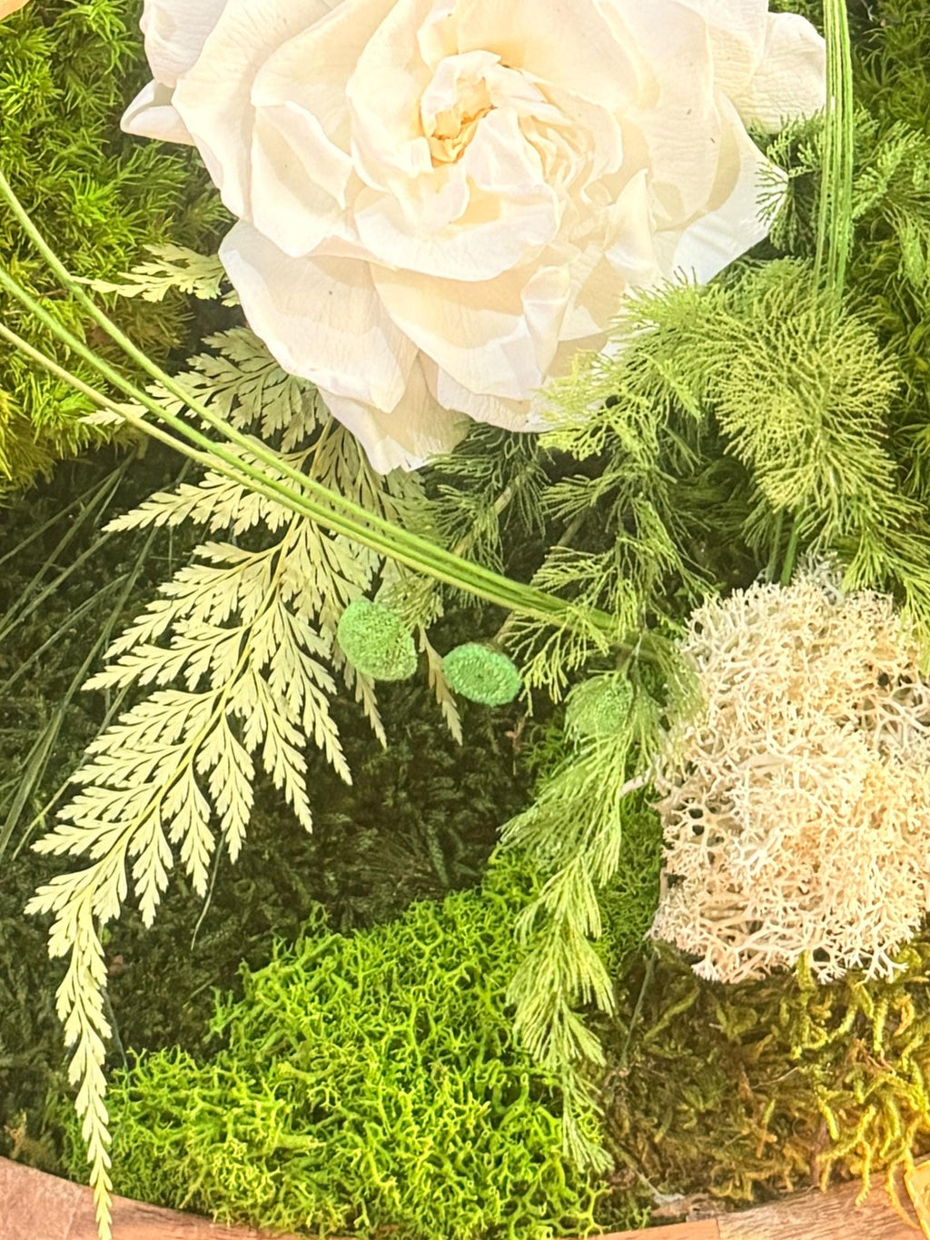 Centre de Table Végétal – Mousse, Fleur Blanche & Feuillages Stabilisés sur Bois de Manguier | Mariage Bohème