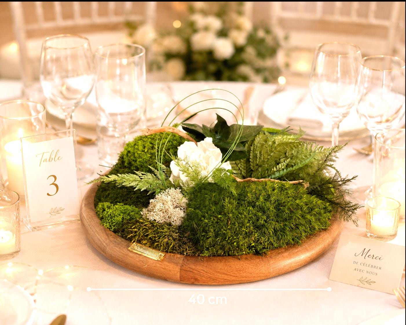 Centre de table végétal- Mousse naturelle, fleur blanche et feuillages stabilisés sur bois de manguier  Décoration mariage bohème chic