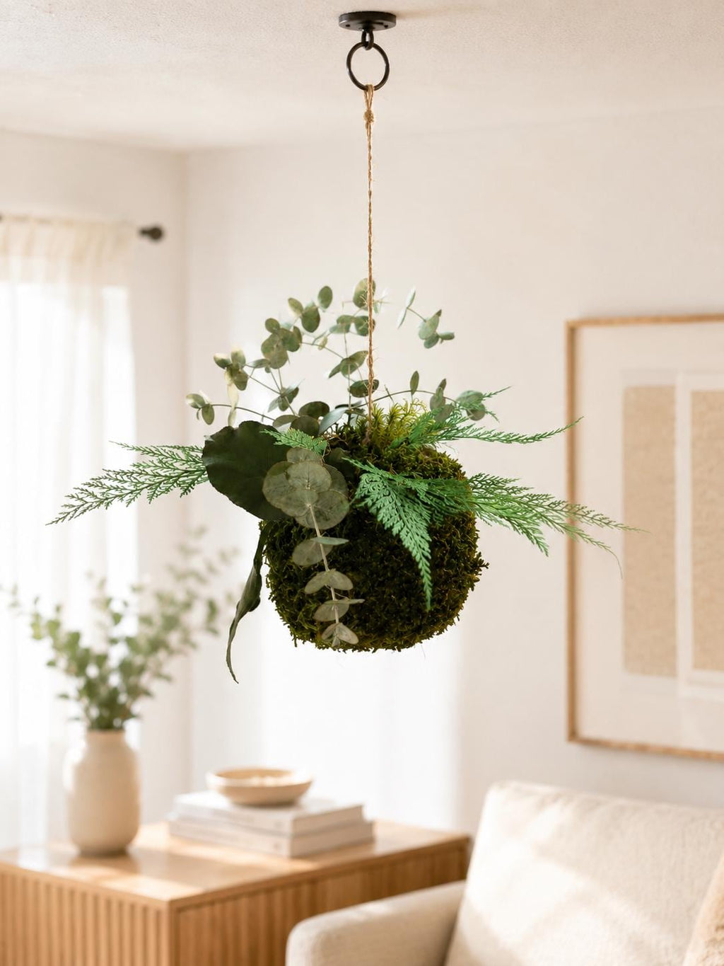 Kokedama Stabilisé Eucalyptus & Fougère – À Poser ou Suspendre | Déco Végétale Zen Sans Entretien