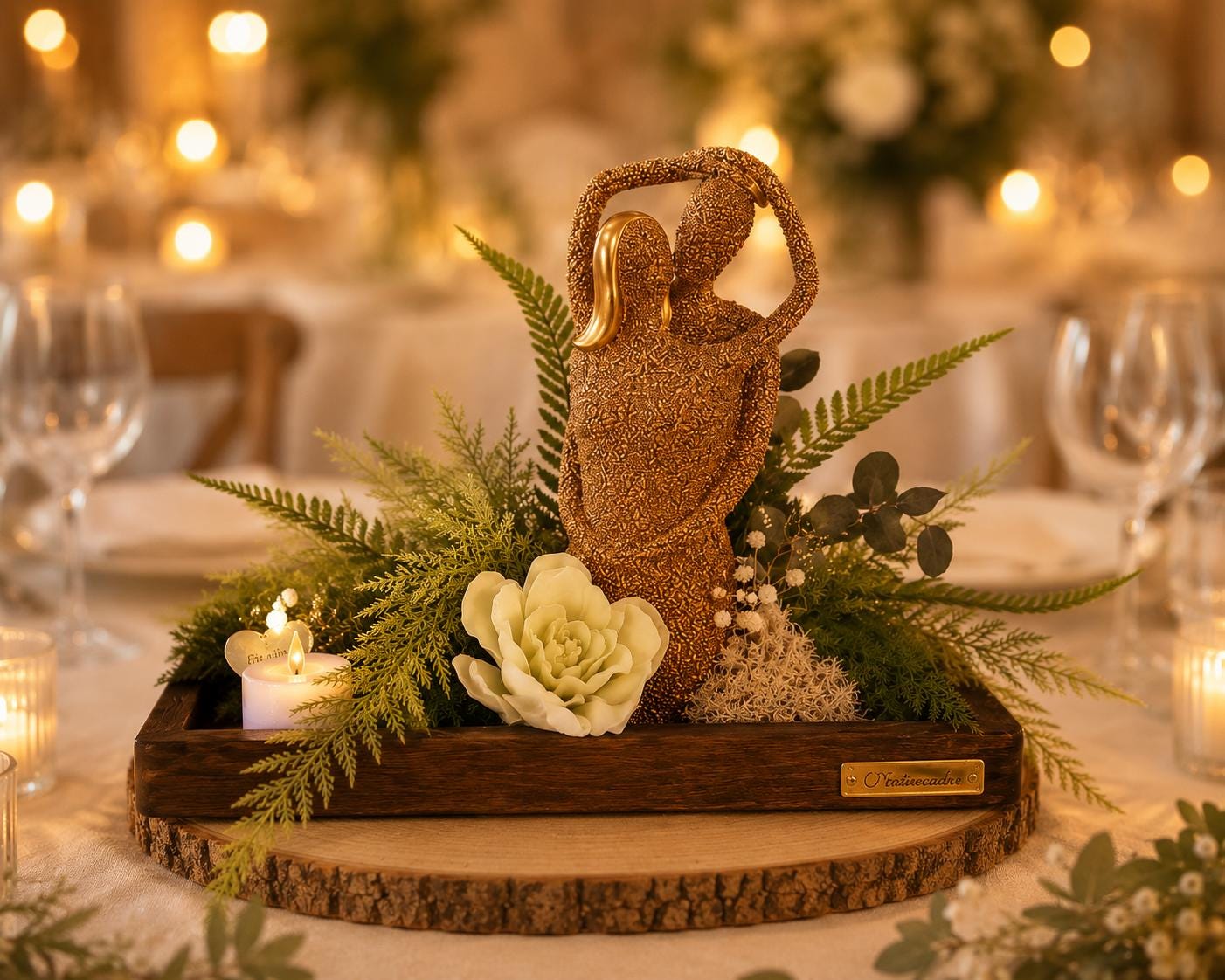 Centre de table végétal stabilisé avec statue couple  Décoration mariage, anniversaire de mariage