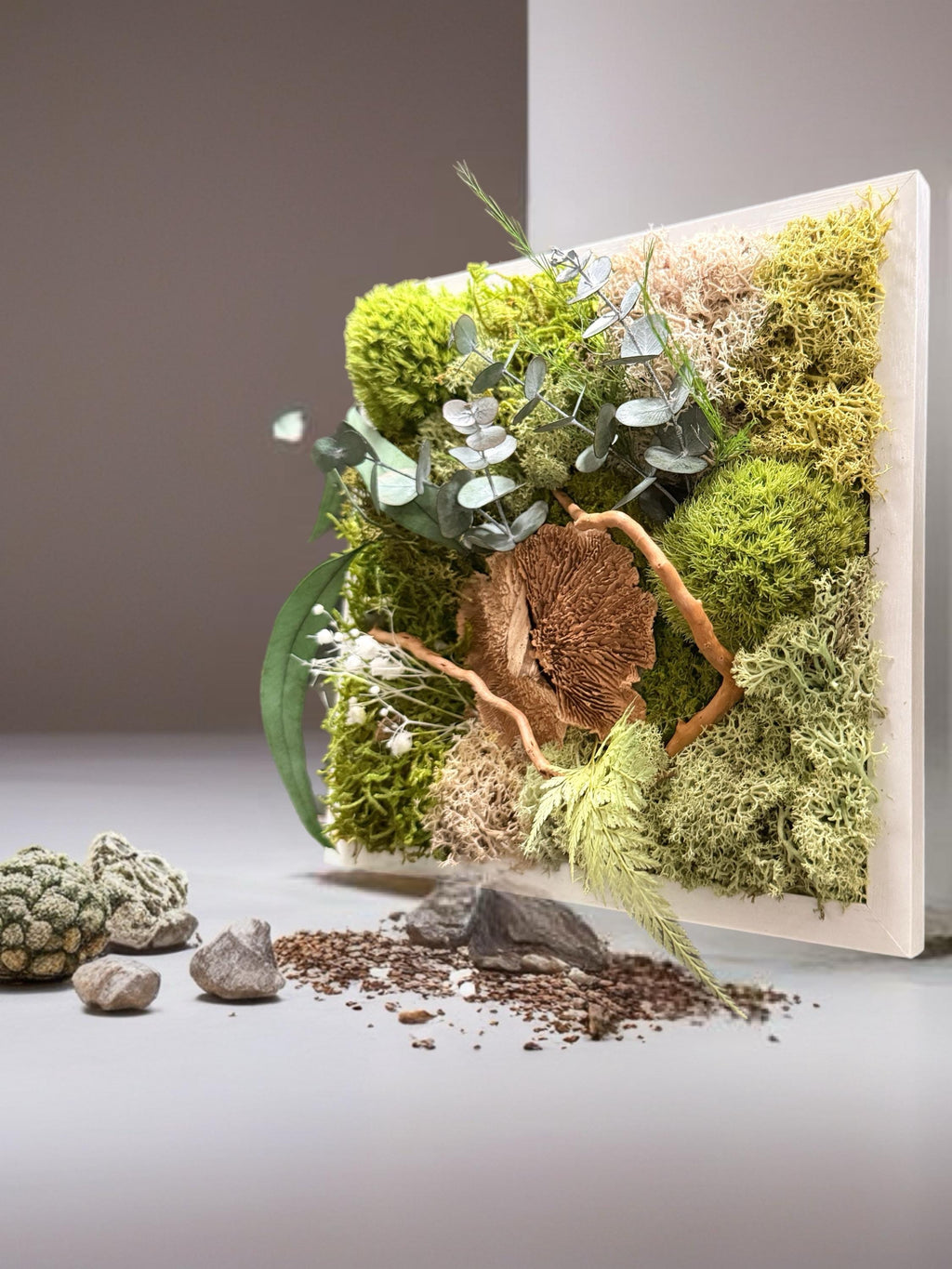 Cadre Végétal Stabilisé « Éveil de la Forêt » – Eucalyptus, Gypsophile & Mousse | 22×22 cm