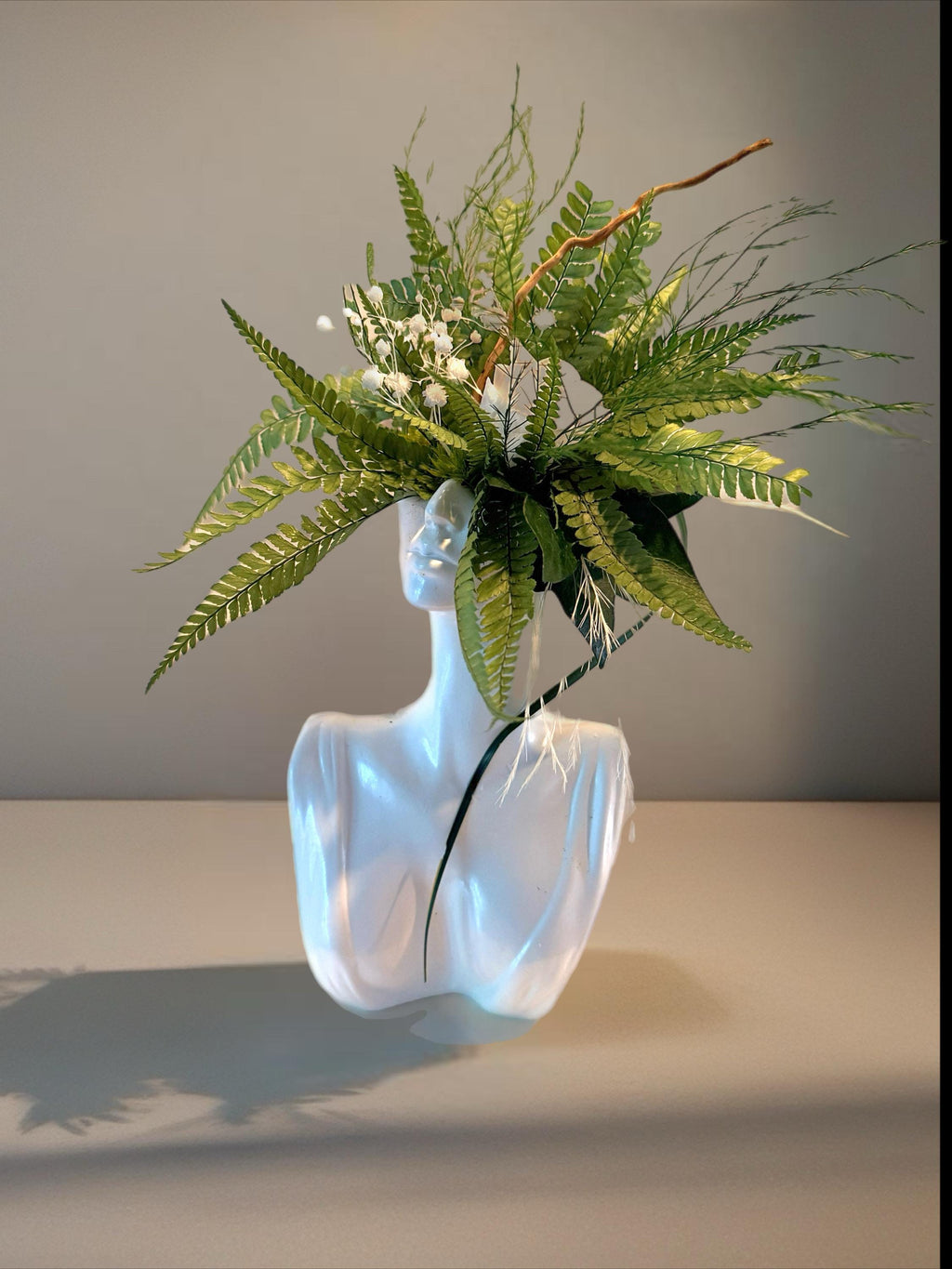 Buste Femme Végétal Stabilisé – Rose Éternelle Blanche & Fougères | Pièce Unique