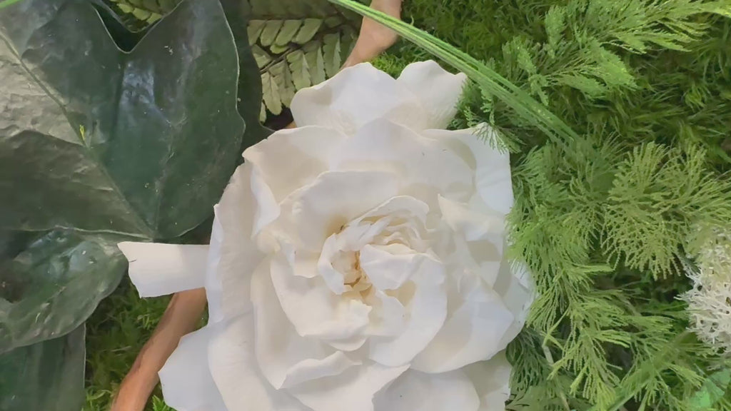 Centre de table végétal- Mousse naturelle, fleur blanche et feuillages stabilisés – Décoration mariage bohème chic